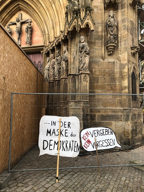 Erfurt Dom Mahnschilder