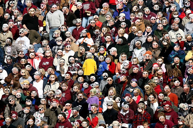 menschenmenge smiley geralt1602493 640