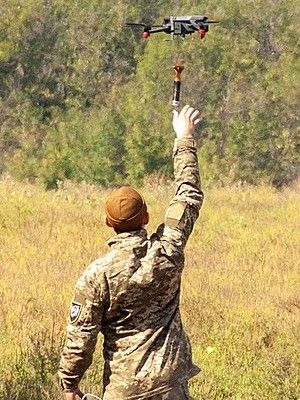 Ein ukrainischer Soldat startet eine zivile Drohne, die eine Granate mit sich trägt. Bild: Mil.gov.ua, CC BY 4.0, https://commons.wikimedia.org/w/index.php?curid=123350062